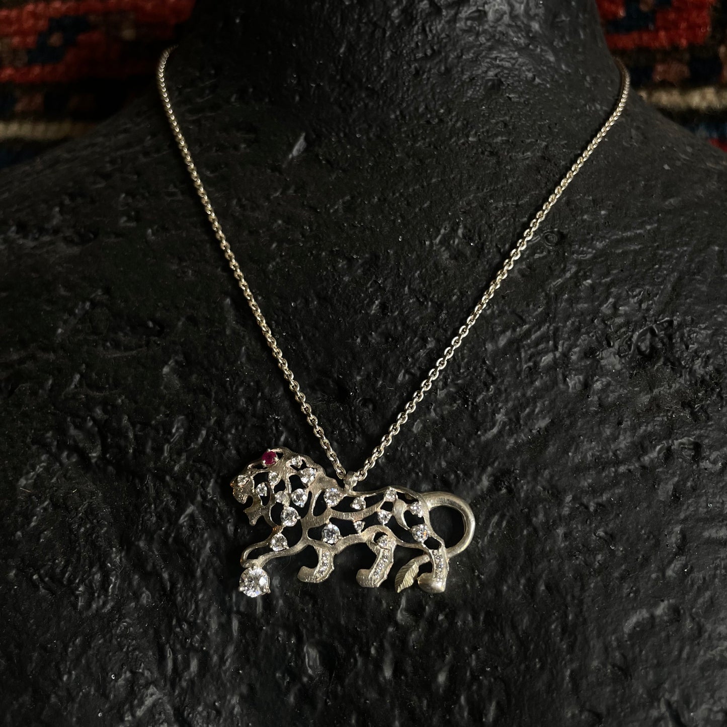 LION CHAIN